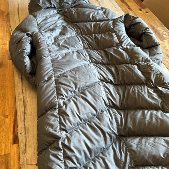Women’s knee length Marmot grey puff coat, size XS - Picture 9 of 10